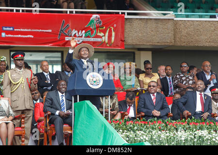 Nairobi, Kenia. 12. Dezember 2013. Yoweri Museveni (C), Präsident von Uganda, befasst sich das Publikum bei der Verleihung des 50. Jahrestages der kenianischen Unabhängigkeit von Großbritannien, in Nairobi, der Hauptstadt Kenias, 12. Dezember 2013. Bildnachweis: Li Jing/Xinhua/Alamy Live-Nachrichten Stockfoto