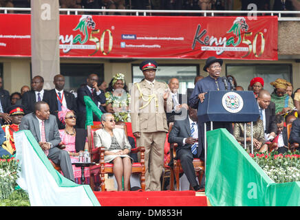 Nairobi, Kenia. 12. Dezember 2013. Goodluck Jonathan (vorne R), Präsident von Nigeria, befasst sich das Publikum bei der Verleihung des 50. Jahrestages der kenianischen Unabhängigkeit von Großbritannien, in Nairobi, der Hauptstadt Kenias, 12. Dezember 2013. Bildnachweis: Li Jing/Xinhua/Alamy Live-Nachrichten Stockfoto