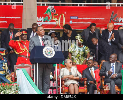 Nairobi, Kenia. 12. Dezember 2013. Kenias Präsident Uhuru Kenyatta (vorne) richtet sich an der Zeremonie der 50. Jahrestag der Unabhängigkeit Kenias aus dem Vereinigten Königreich, in Nairobi, Hauptstadt von Kenia, 12. Dezember 2013. Bildnachweis: Li Jing/Xinhua/Alamy Live-Nachrichten Stockfoto