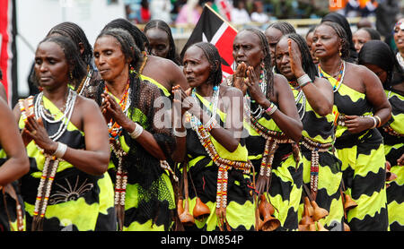 Nairobi, Kenia. 12. Dezember 2013. Kenias Präsident Uhuru Kenyatta winkt dem Publikum bei der Verleihung des 50. Jahrestages der kenianischen Unabhängigkeit von Großbritannien, in Nairobi, Hauptstadt von Kenia, 12. Dezember 2013. Bildnachweis: Fred Mutune/Xinhua/Alamy Live-Nachrichten Stockfoto