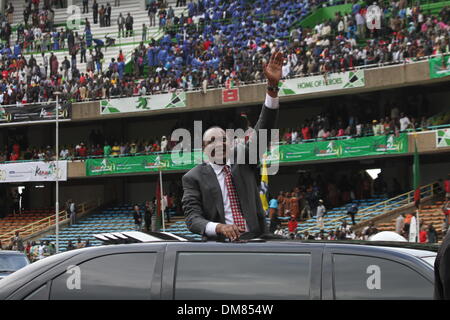 Nairobi, Kenia. 12. Dezember 2013. Kenias Präsident Uhuru Kenyatta winkt dem Publikum bei der Verleihung des 50. Jahrestages der kenianischen Unabhängigkeit von Großbritannien, in Nairobi, Hauptstadt von Kenia, 12. Dezember 2013. Bildnachweis: Fred Mutune/Xinhua/Alamy Live-Nachrichten Stockfoto