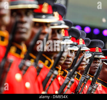 Nairobi, Kenia. 12. Dezember 2013. Kenias Ehrengarde stehen Aufmerksamkeit während der Zeremonie der 50. Jahrestag der Unabhängigkeit Kenias aus dem Vereinigten Königreich, in Nairobi, der Hauptstadt Kenias, 12. Dezember 2013. Bildnachweis: Fred Mutune/Xinhua/Alamy Live-Nachrichten Stockfoto