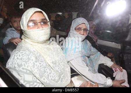 Dhaka, Bangladesch. 12. Dezember 2013. '' "Kader Mollah Familie überlassen Kader Mollah Dhaka zentrale Gefängnis nach dem letzten treffen. Abdul Quader Molla Dhaka zentrale Gefängnis verlassen hat, nachdem seine Hinrichtung für Kriegsverbrechen Jamaat Führer Abdul Quader Mollah schließlich diese Akte der kaltblütige Grausamkeit bezahlen musste als er die Galgen um 22:01 in ging die erste Hinrichtung in Kriegsverbrechen Fall am 12. Dezember 2013. Bildnachweis: ZUMA Press, Inc./Alamy Live-Nachrichten Stockfoto