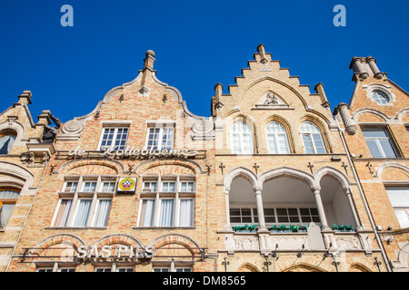 Gebäude und Architektur der alten Stadt Ypern in Grote Markt, Ypern, Belgien Stockfoto