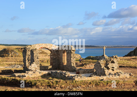 16. Jahrhundert historischen Ruinen von St Dwynwen Kirche mit Keltenkreuz auf Ynys Llanddwyn Island, Isle of Anglesey, North Wales, UK Stockfoto