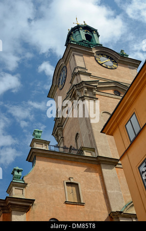 Storkyrkan, Kirche des Heiligen Nikolaus, alias die Kathedrale von Stockholm, Schweden. Mittelalterliche Kirche aus der Zeit um 1290, der Glockenturm 1743 Siehe W8 A7 WD horizontale Ansicht Stockfoto