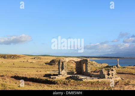 16. Jahrhundert historischen Ruinen von St Dwynwen Kirche mit Keltenkreuz auf Ynys Llanddwyn Insel Isle of Anglesey, North Wales, UK Stockfoto