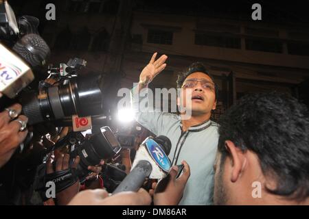 Dhaka, Bangladesch. 12. Dezember 2013. '' "Kader Mollah ältester Sohn Hasan Withmedia zu sprechen, nachdem er seinen Vater im Gefängnis von Dhaka zentrale letzter Besuch. Abdul Quader Molla Dhaka zentrale Gefängnis verlassen hat, nachdem seine Hinrichtung für Kriegsverbrechen Jamaat Führer Abdul Quader Mollah schließlich diese Akte der kaltblütige Grausamkeit bezahlen musste als er die Galgen um 22:01 in ging die erste Hinrichtung in Kriegsverbrechen Fall am 12. Dezember 2013. Bildnachweis: ZUMA Press, Inc./Alamy Live-Nachrichten Stockfoto