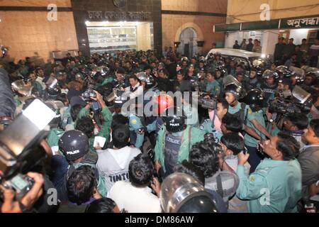 Dhaka, Bangladesch. 12. Dezember 2013. '' "Anzahl lokale Medien stehen vor Djaka zentrale Gefängnis. Abdul Quader Molla Dhaka zentrale Gefängnis verlassen hat, nachdem seine Hinrichtung für Kriegsverbrechen Jamaat Führer Abdul Quader Mollah schließlich diese Akte der kaltblütige Grausamkeit bezahlen musste als er die Galgen um 22:01 in ging die erste Hinrichtung in Kriegsverbrechen Fall am 12. Dezember 2013. Bildnachweis: ZUMA Press, Inc./Alamy Live-Nachrichten Stockfoto