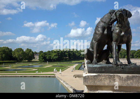 DIE HUNDE LUMINEAU UND SEDUISANT, SKULPTUREN VOR DER BLUMENBEETE IM FRANZÖSISCHEN GARTEN, ENTWORFEN VON ANDRE LE NOTRE (1613-1700) IM 17. JAHRHUNDERT, WEINGUT CHATEAU DE CHANTILLY, OISE (60), FRANKREICH Stockfoto