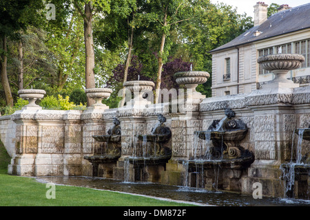 BEAUVAIS KASKADEN, GROßE BRUNNEN, ENTWORFEN VON ANDRE LE NOTRE (1613-1700) IM 17. JAHRHUNDERT, ENGLISCHEN GARTEN ENTWORFEN IM JAHRE 1819 WÄHREND DER FRANZÖSISCHEN RESTAURATION, WEINGUT CHATEAU DE CHANTILLY, OISE (60), FRANKREICH Stockfoto