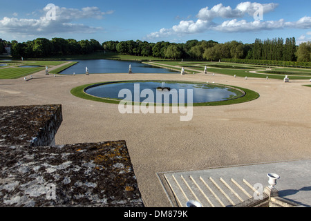 PERSPEKTIVE DES FRANZÖSISCHEN GARTENS ENTWORFEN VON ANDRE LE NOTRE (1613-1700) IM 17. JAHRHUNDERT, WEINGUT CHATEAU DE CHANTILLY, OISE (60), FRANKREICH Stockfoto