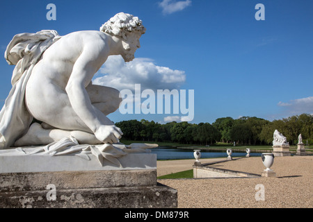 SKULPTUR VON PLUTO VOR DIE BLUMENBEETE IM FRANZÖSISCHEN GARTEN, ENTWORFEN VON ANDRE LE NOTRE (1613-1700) IM 17. JAHRHUNDERT, WEINGUT CHATEAU DE CHANTILLY, OISE (60), FRANKREICH Stockfoto