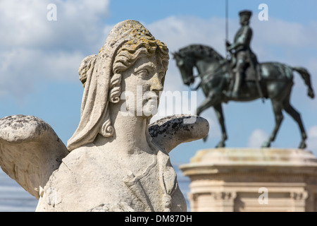 SPHINX-STATUE UND REITERSTANDBILD DES CONNETABLE ANNE DE MONTMORENCY (1493-1567) AUF DER ESPLANADE VOR DEM HAUPTEINGANG ZUM CHATEAU DE CHANTILLY, OISE (60), FRANKREICH Stockfoto