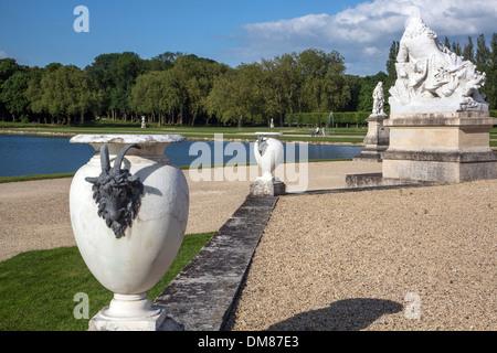 SKULPTUREN ZWISCHEN DEN BLUMENBEETEN UND TEICHE IM FRANZÖSISCHEN GARTEN, ENTWORFEN VON ANDRE LE NOTRE (1613-1700) IM 17. JAHRHUNDERT, WEINGUT CHATEAU DE CHANTILLY, OISE (60), FRANKREICH Stockfoto