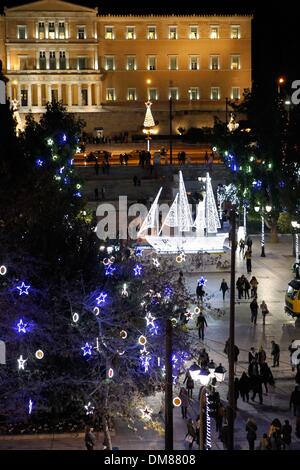 Athen Griechenland 12 Dezember 13 Athen Startet Zu Weihnachten Mit Einer Alten Tradition Die Beleuchtung Der Funkelnden Schiff Athener Spaziergang Auf Dem Weihnachtsmarkt Dekoriert Syntagma Platz Gegenuber Dem Parlament Bild Kredit Kredit