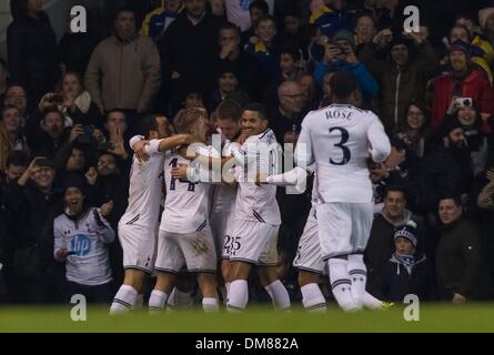 London, UK. 12. Dezember 2013. Tottenham Hotspur forward Roberto Soldado (9) feiert erzielte das erste Tor in der Europa League-Spiel zwischen Tottenham Hotspur und Anschi Machatschkala aus White Hart Lane. Bildnachweis: Aktion Plus Sport/Alamy Live-Nachrichten Stockfoto