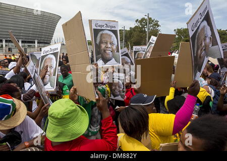 Cape Town, Südafrika. 11. Dezember 2013. Trauernden halten Nelson Mandela Bilder in Cape Town, South Africa, 11. Dezember 2013. Zehntausende von Menschen am Mittwoch besuchte am Dienstag eine Trauerfeier für den verstorbenen ehemaligen südafrikanischen Präsidenten Nelson Mandela in Kapstadt. Bildnachweis: Willem van de Merwe/Xinhua/Alamy Live News Stockfoto