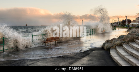 Wellen brechen auf die Strandpromenade am Whitburn in South Tyneside Stockfoto