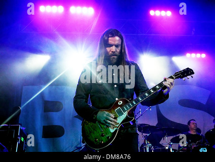 Chris Traynor von Bush erklingt auf der Bühne in Manchester Academy Manchester England - 29.08.12 Stockfoto