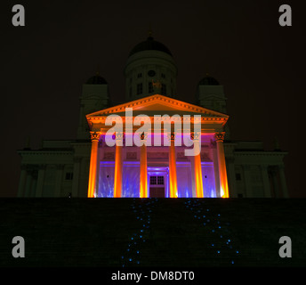 Hell erleuchteten Dom auf Senat Platz im Zentrum von Helsinki, Finnland Stockfoto