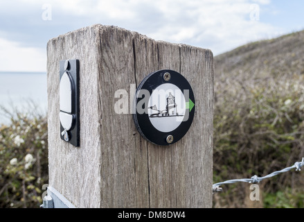 Wegbeschreibung zum Anvil Point Leuchtturm auf dem South West Coast Path auf der Isle of Purbeck, Dorset, England, UK Stockfoto