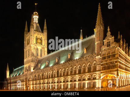 Ypern Tuchhallen bei Nacht Stockfoto