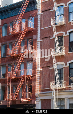 Feuer entweicht auf alte Wohnhäuser in New York City Stockfoto