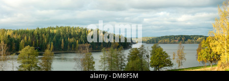 Panorama des Sees im Herbst im Nuuksio Nationalpark in Espoo, Finnland Stockfoto