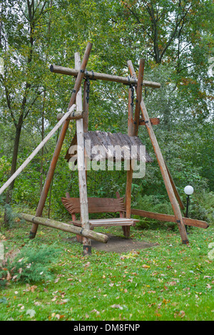 genagelt Holzschaukel aus Blockstamm im Wald Stockfoto