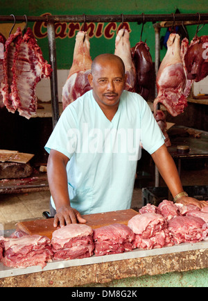 Kuba - Metzger in Cienfuegos indoor Lebensmittelmarkt, Verkauf von Fleisch, Lokalkultur, Cienfuegos, Kuba Karibik, Lateinamerika Stockfoto