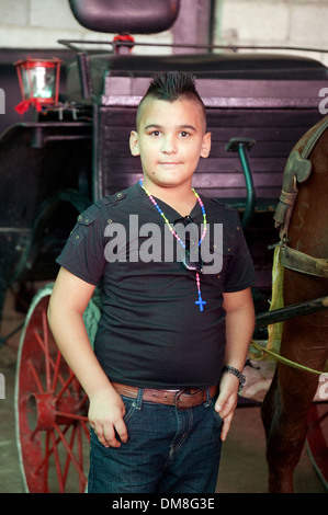 Kubanischen jungen im Alter von 12 Jahre helfen Laufwerk Pferde und Kutschen am Wochenende, Havanna, Kuba, Karibik Stockfoto