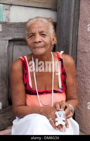 Alten kubanische Frau sitzen vor ihrer Tür, Cienfuegos, Kuba Karibik Stockfoto