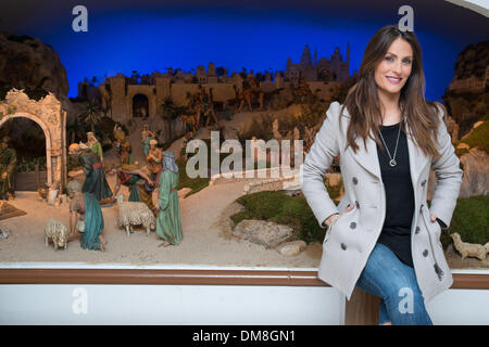 Madrid, Spanien. 12. Dezember 2013. Nur eine Woche nach der Geburt, Frau von Xabi Alonso Nagore Aramburu leiht sein Bild bei der Eröffnung der Krippe Weihnachten Hostel '' San Juan de Dios'' in Madrid.Photo: Oscar Gonzalez/NurPhoto Credit: Oscar Gonzalez/NurPhoto/ZUMAPRESS.com/Alamy Live News Stockfoto