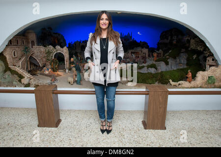 Madrid, Spanien. 12. Dezember 2013. Nur eine Woche nach der Geburt, Frau von Xabi Alonso Nagore Aramburu leiht sein Bild bei der Eröffnung der Krippe Weihnachten Hostel '' San Juan de Dios'' in Madrid.Photo: Oscar Gonzalez/NurPhoto Credit: Oscar Gonzalez/NurPhoto/ZUMAPRESS.com/Alamy Live News Stockfoto