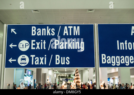 Wegweiser für Banken, Geldautomaten, Ausfahrt, Parkplätze, taxi und bus auf Flughafen Manila Stockfoto