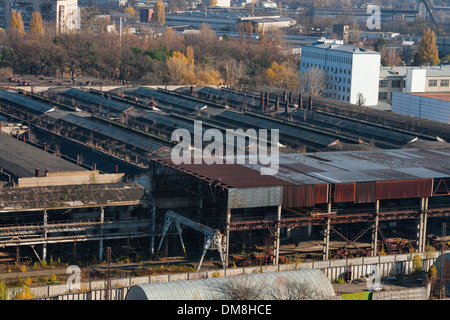 Blick von der Höhe des Gebäudes in einer verlassenen Fabrik Stockfoto