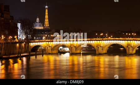 Seineufer und Pont, Eiffelturm in Paris bei Nacht Stockfoto