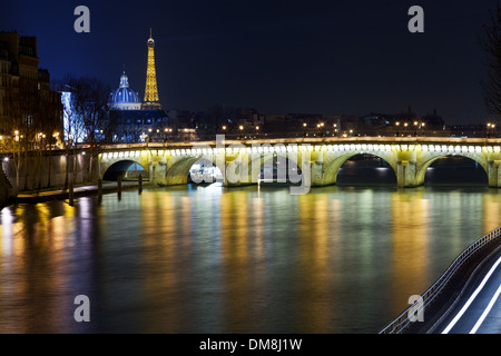 Seineufer und Pont, Eiffelturm in Paris bei Nacht Stockfoto