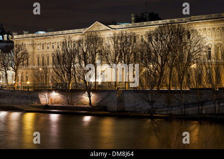 Quai du Louvre in Paris bei Nacht Stockfoto