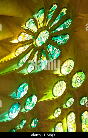 Sonnenlicht durch Glasmalerei, Sagrada Familia. Barcelona. Spanien Stockfoto