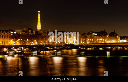 Pamorama Seineufer und Pont des Arts in Paris bei Nacht Stockfoto