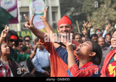 Dhaka, Bangladesch. 12. Dezember 2013. Bangladesch-Aktivisten auf der Straße marschieren und schreien, dass Parolen während einer Protestaktion fordern die sofortige Vollziehung der Bangladeshi Kriegsverbrechen Abdul Quader Molla, die 65 Jahre alte Führungsmitglied der Jamaat-e-Islami Partei zu überführen. Mollah, ein Führungsmitglied der fundamentalistischen Partei Jamaat-e-Islami, wurde heute wegen Völkermord während Bangladeschs 1971 Befreiungskrieges hingerichtet. Bildnachweis: Monirul Alam/ZUMAPRESS.com/Alamy Live-Nachrichten Stockfoto