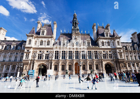 Eislaufen in der Nähe von Hotel de Ville, Paris Stockfoto