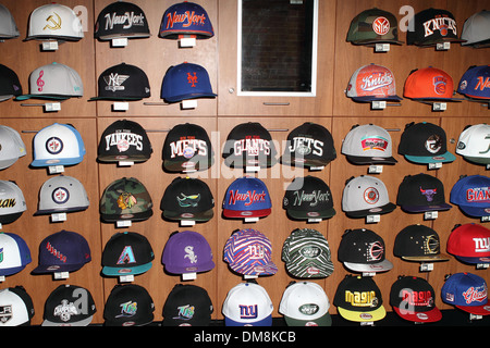 Atmosphäre Hakeem Nicks von NY Giants erscheint im New Era Flagshipstore zu Beginn der neuen Saison New York City USA feiern- Stockfoto