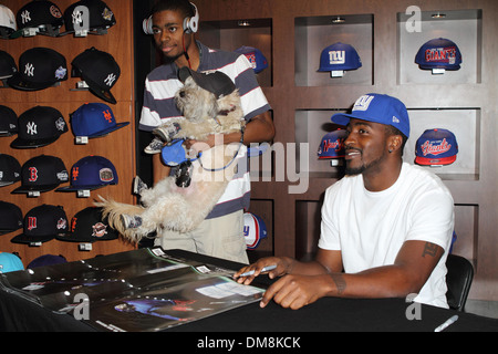 Hakeem Nicks von NY Giants erscheint im New Era Flagshipstore zu Beginn der neuen Saison New York City USA - 30.08.12 feiern Stockfoto