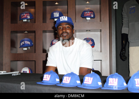 Hakeem Nicks von NY Giants erscheint im New Era Flagshipstore zu Beginn der neuen Saison New York City USA - 30.08.12 feiern Stockfoto