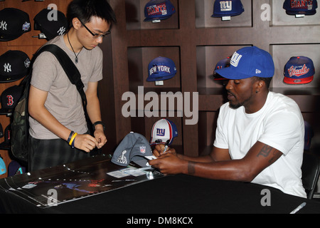 Hakeem Nicks von NY Giants erscheint im New Era Flagshipstore zu Beginn der neuen Saison New York City USA - 30.08.12 feiern Stockfoto