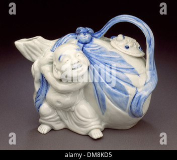 Sake-Schiff in Form von Hotei mit seiner Tasche AC1997.273.39.1-.2 Stockfoto