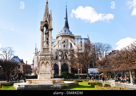 Notre-Dame und Brunnen der Erzdiözese in Paris Stockfoto